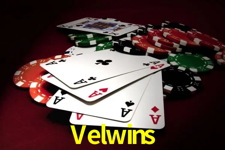 Escena dinámica inspirada en casino con iluminación Velwins, cartas, fichas e íconos de juegos digitales en un espacio moderno de juegos.